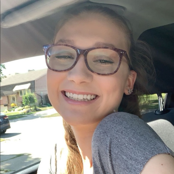 Meet your Posher, Caitlin - Picture 1 of 1